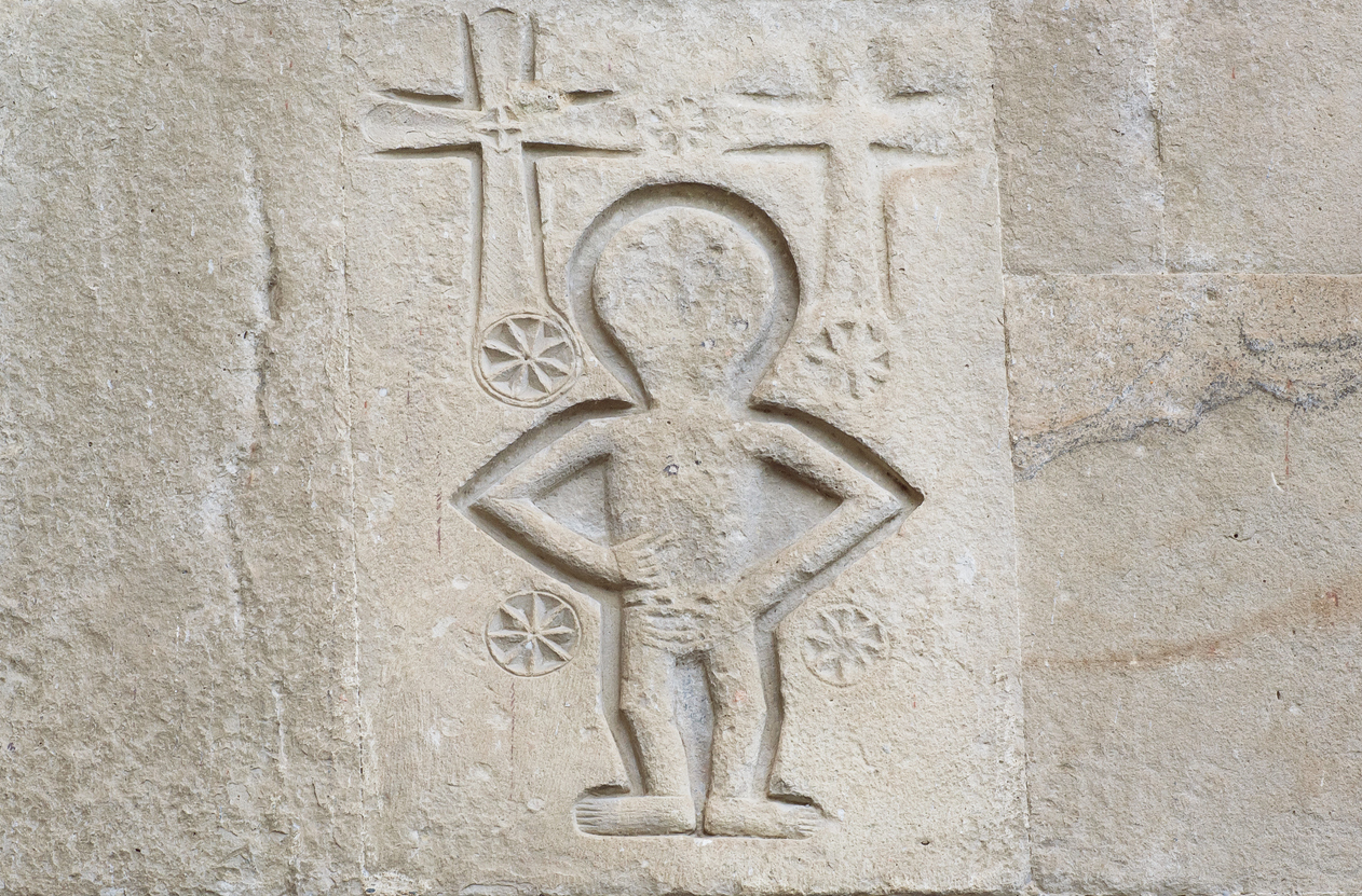 Grabado antiguo con cruces cristianas y alienígenas en un Iglesia Ortodoxa del siglo IV.