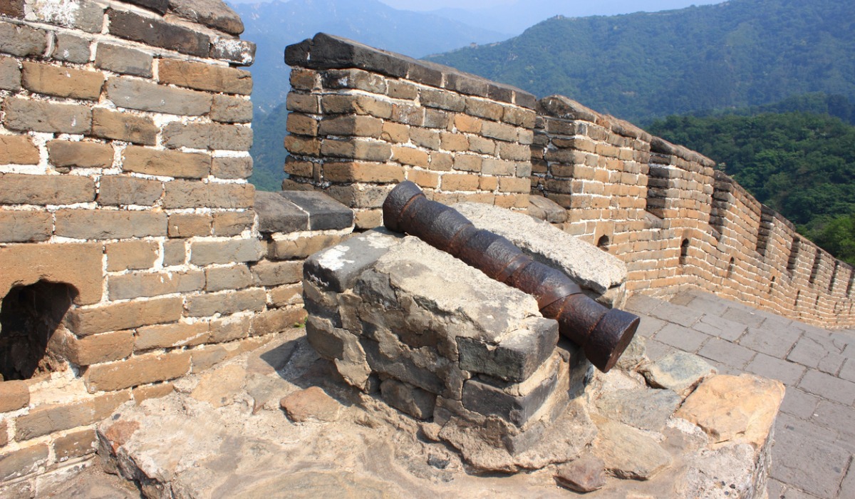 Antiguo cañón en la Gran Muralla china