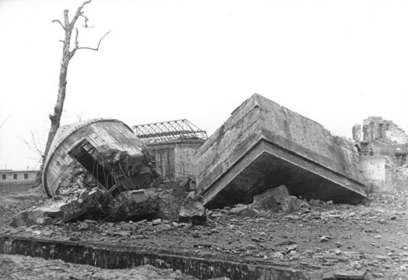Ruinas del búnker demolido en 1947.