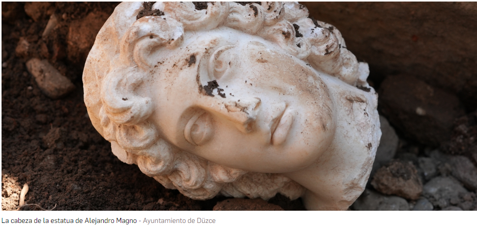 Los arqueólogos descubrieron la identidad del busto por sus inconfundibles características. 