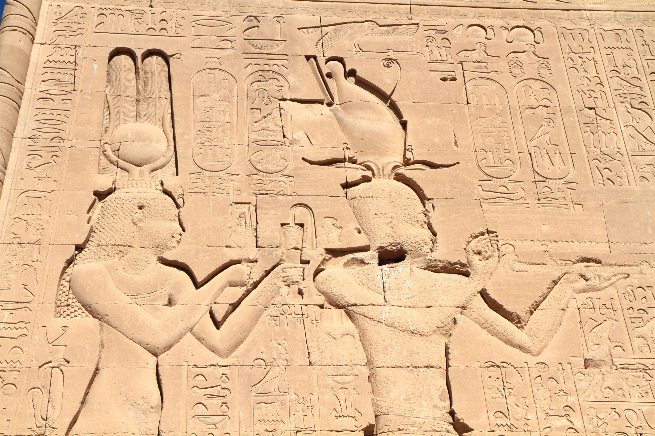 Relieve hundido de Cleopatra y su hijo Cesarión en la pared sur del templo de Hathor, Dendera, Egipto.