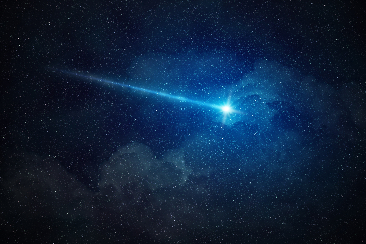 Ilustración de un cometa en el cielo nocturno.