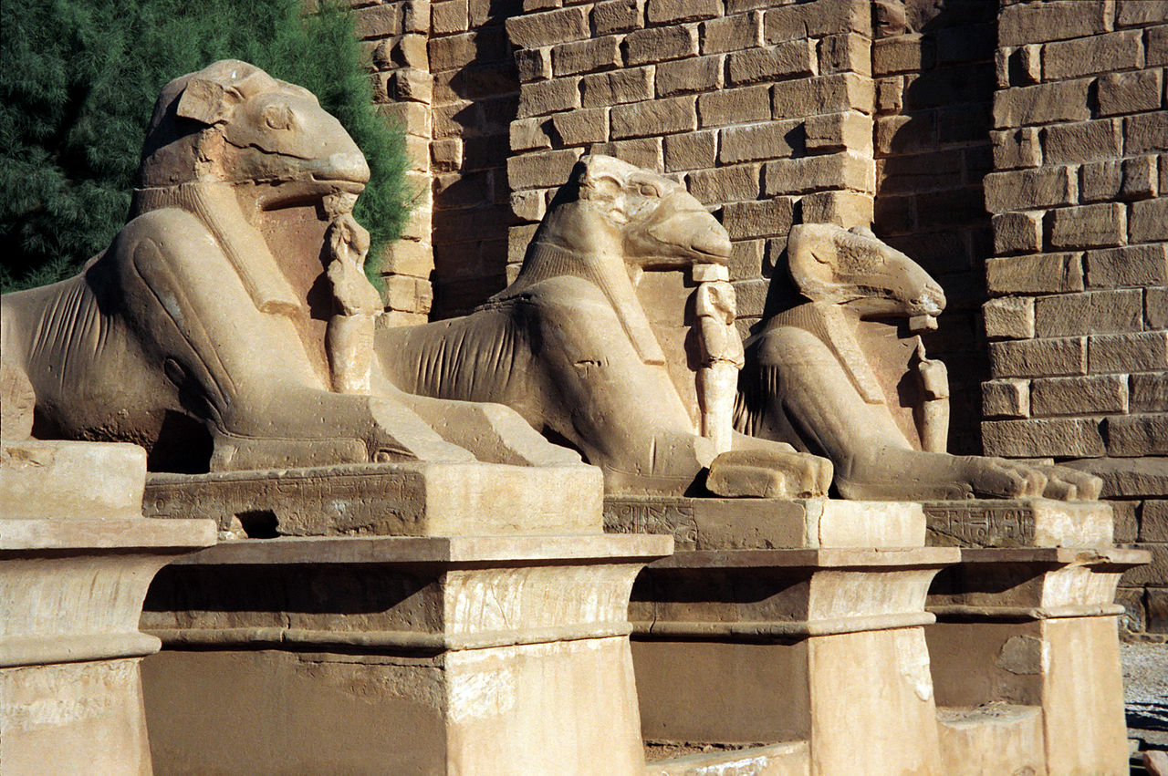 Crioesfinges flanqueando el dromos que comunicaba el templo de Amón en Karnak con el embarcadero del Nilo.