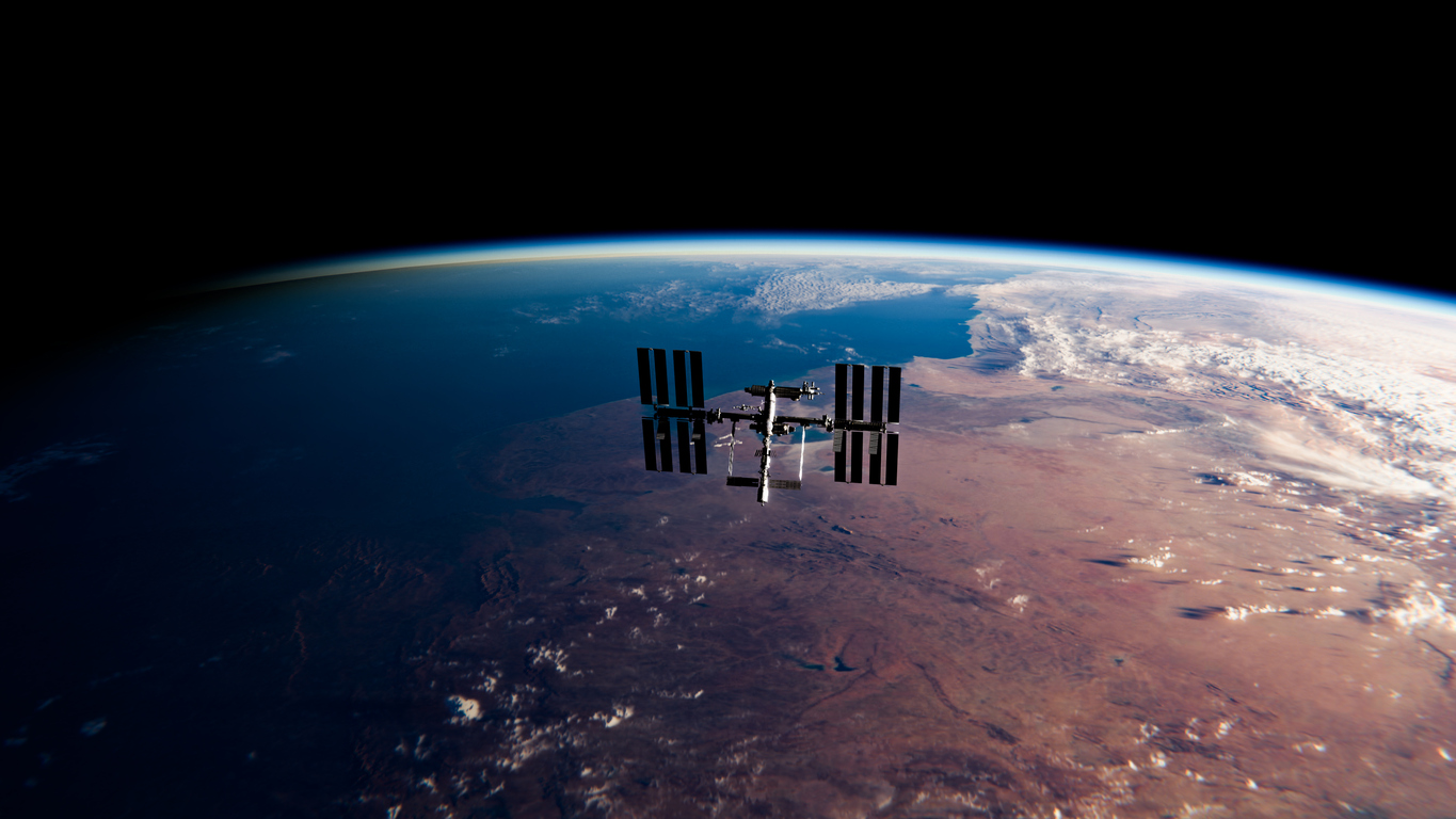 La Estación Espacial Internacional orbita la Tierra.