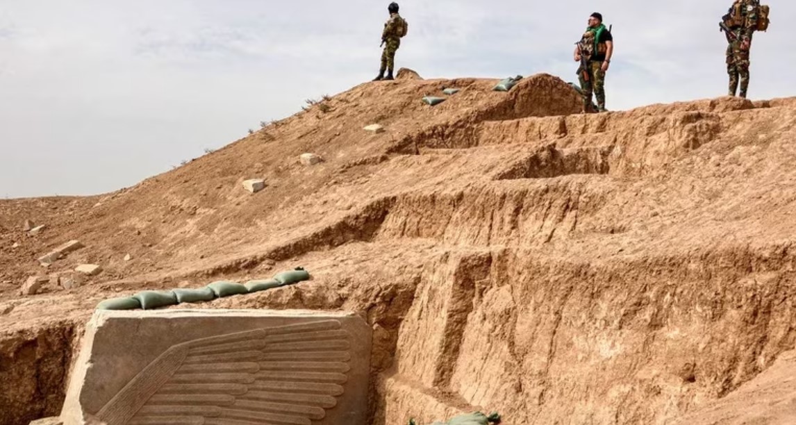 Las fuerzas de seguridad iraquíes montan guardia en el sitio de una escultura.