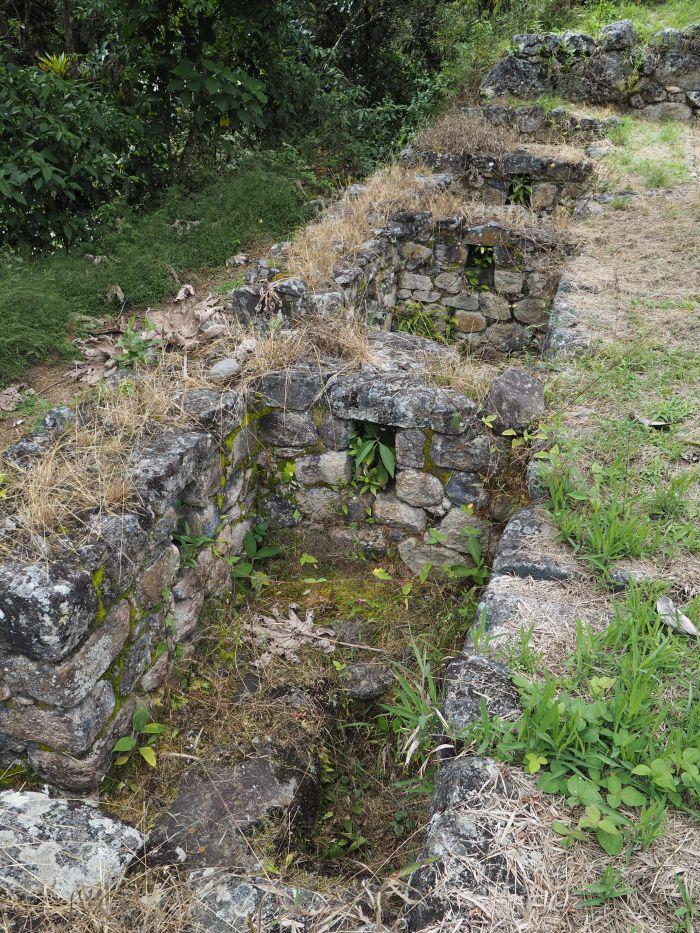Canal descubierto en el sitio arqueológico de Chachabamba.