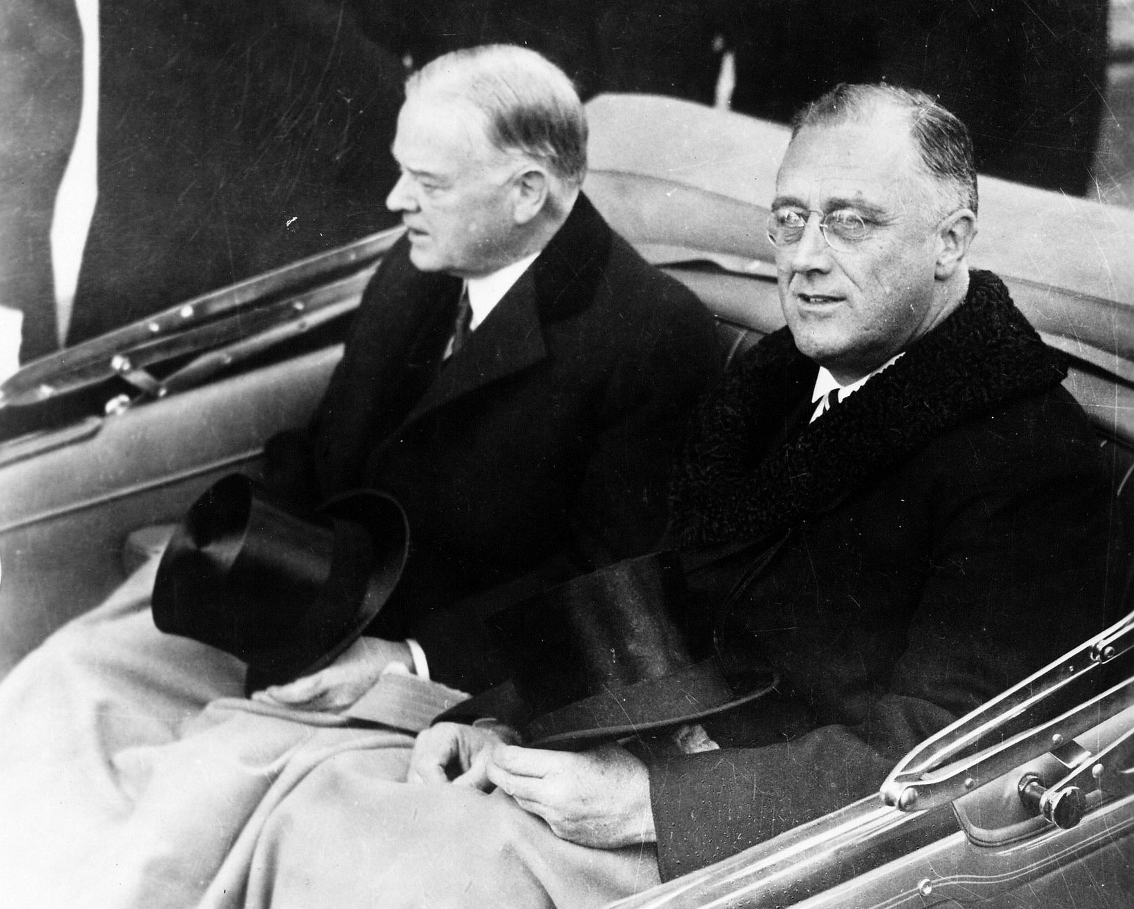 Roosevelt y el saliente presidente Hoover (1933).