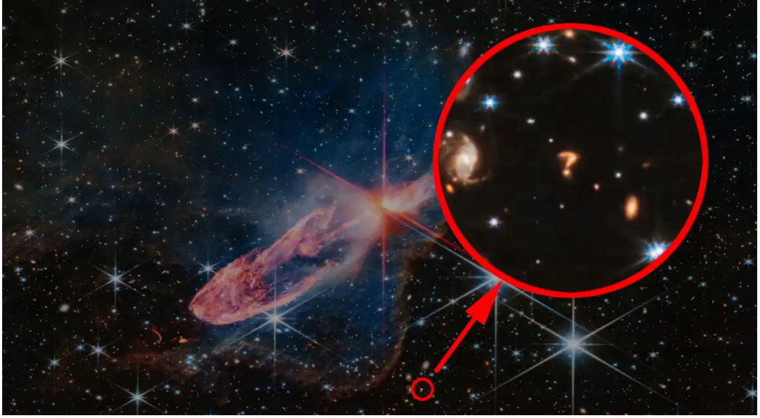 El signo de interrogación se encuentra a 1.470 años luz de la Tierra, dentro de los límites de la Constelación de Vela.