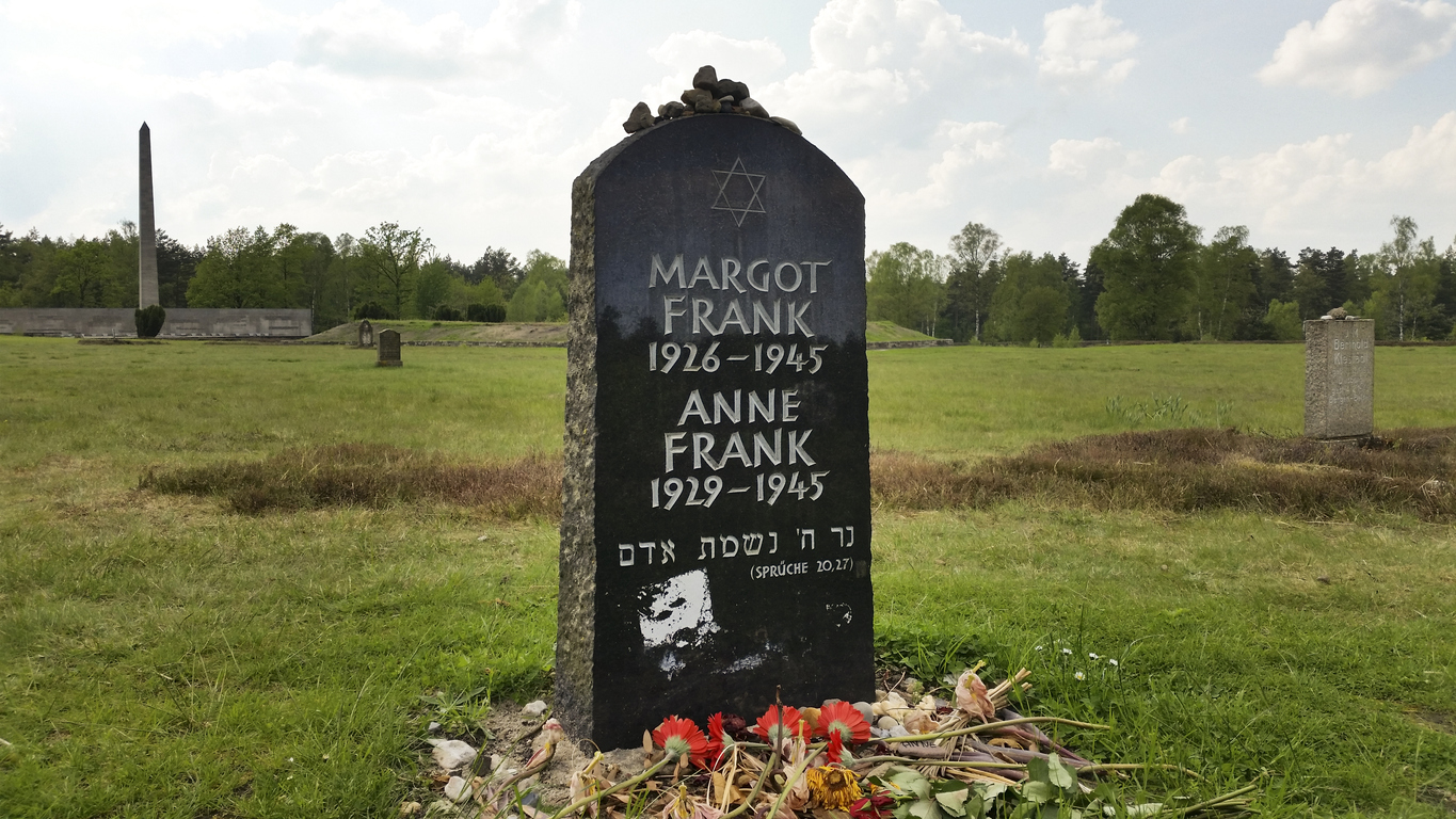Lápida de Ana Frank y su hermana Margot, en Bergen-Belsen.