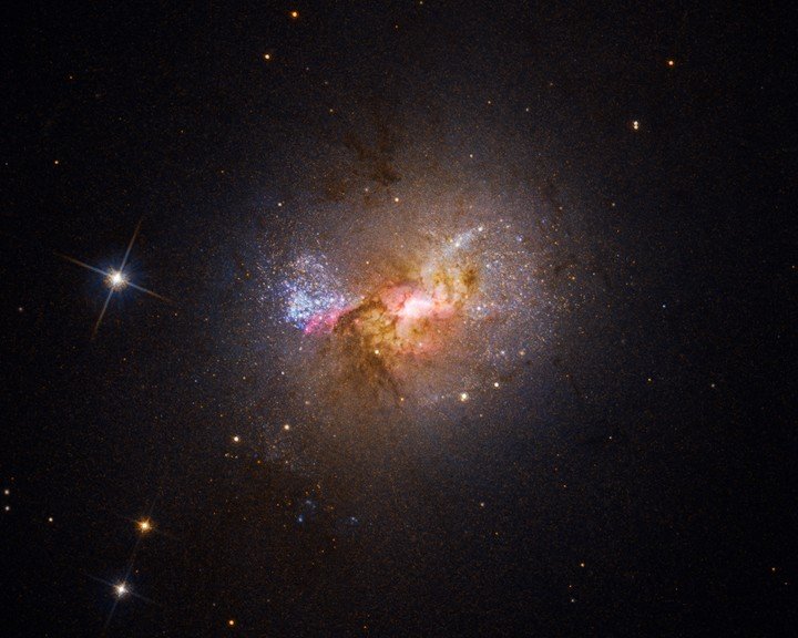La galaxia Henize 2-10, a 30 millones de años luz. 