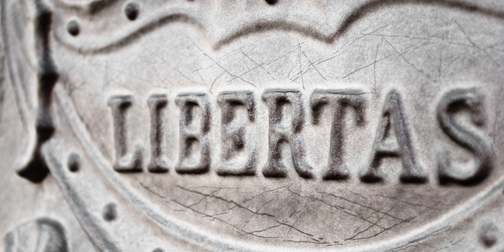 Un lado de la moneda está inscripta con Libertas, diosa y personificación romanas de la libertad.