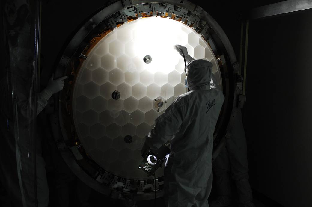 Un técnico trabaja en uno de los espejos del Telescopio Espacial Kepler.
