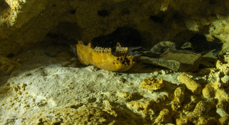 Encuentran una canoa maya que viajaba al inframundo