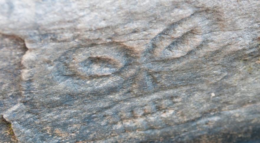 La sequía de un río revela rostros misteriosos tallados en la roca