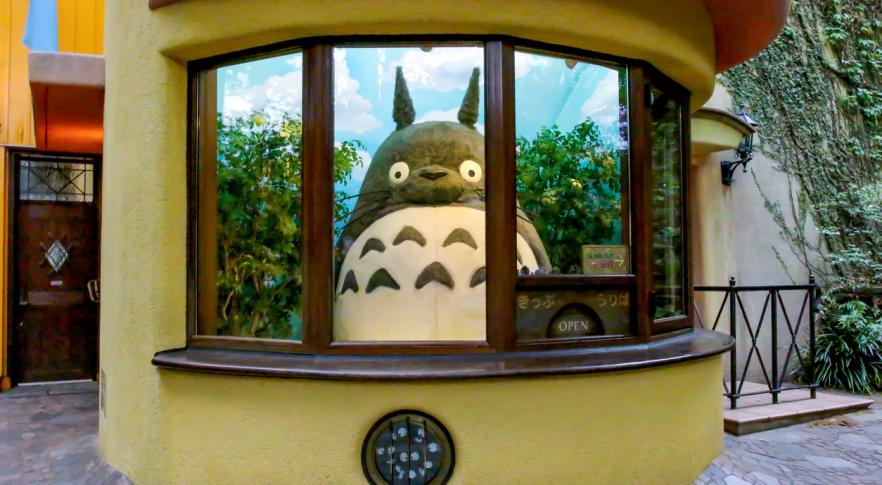 se estrena Mi vecino Totoro, de Hayao Miyazaki