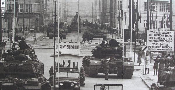 Es demolido el Checkpoint Charlie en el Muro de Berlín-0