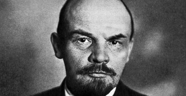 Lenin —en un post scriptum a su testamento— recomienda la destitución de Iósif Stalin.-0