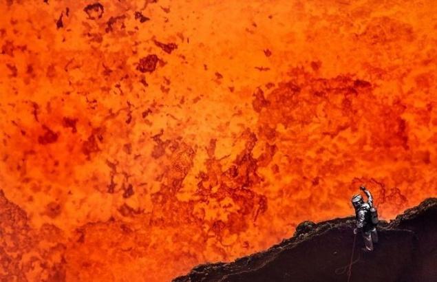 Ventana al infierno: impactante video registra la expedición de un hombre al interior del cráter de un volcán activo-0