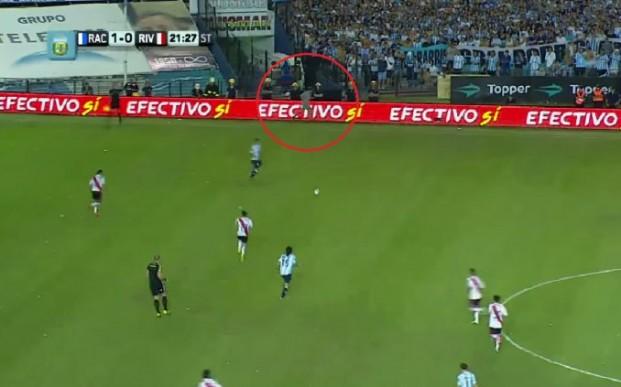 Las cámaras de televisión registran la aparición de un supuesto fantasma en pleno partido de fútbol-0