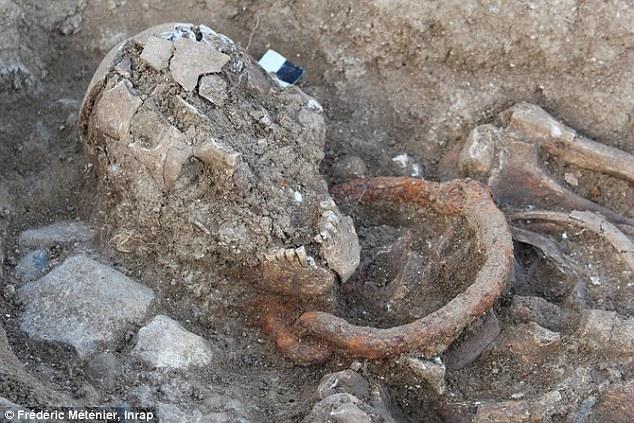 Encuentran los restos de gladiadores romanos, con los grilletes todavía puestos-0
