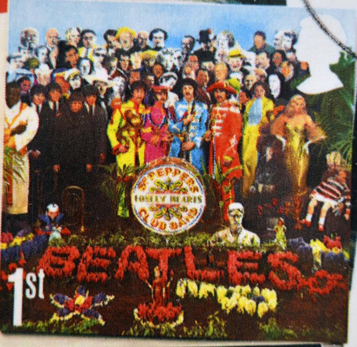 Michael Cooper saca la foto histórica de la tapa del álbum de los Beatles "Sgt. Pepper s Lonely Hearts Club Band".-0
