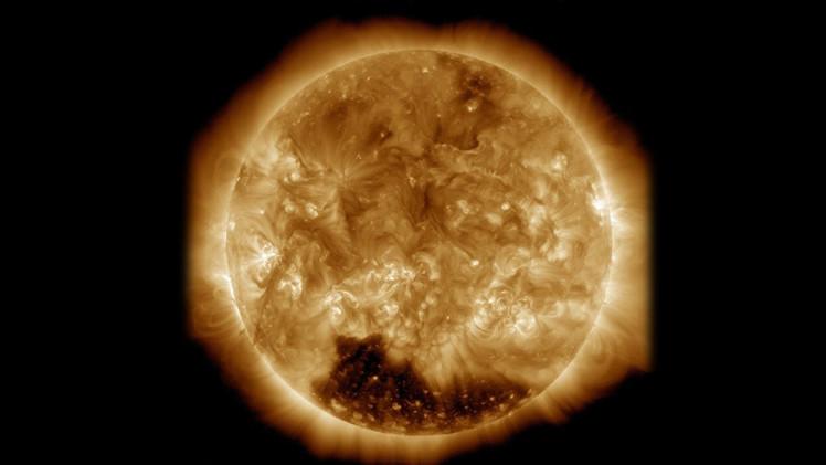 ¿Se apaga el Sol? Registran un colosal agujero negro en la corona solar-0