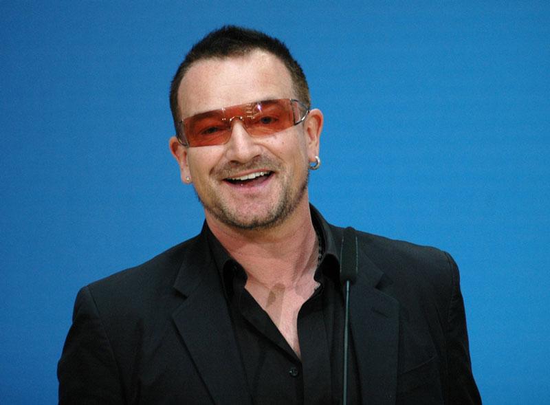 Nace Bono, cantante de la banda U2-0