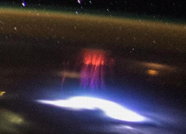 Impactantes imágenes: la NASA captó un espectro rojo sobrevolando México-0