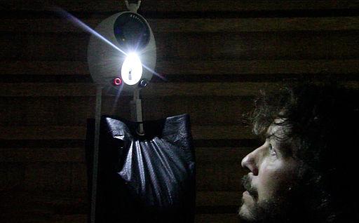 Video: una lámpara que funciona sin electricidad, baterías, ni luz solar-0
