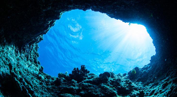 Descubren el agujero azul marino más hondo del mundo-0