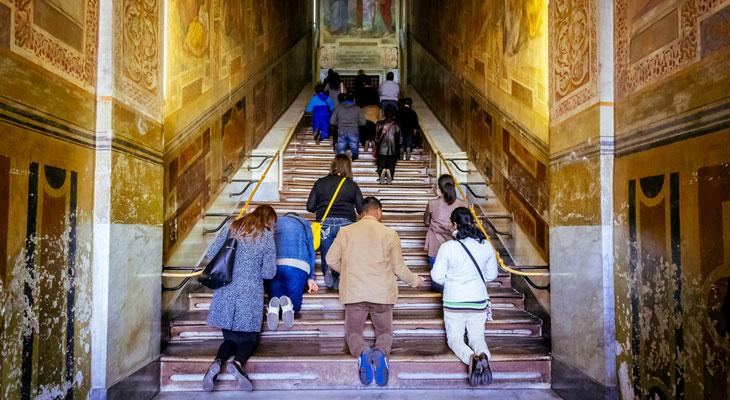 El Vaticano exhibe por primera vez en tres siglos la escalera de mármol que Jesús subió en su juicio-0