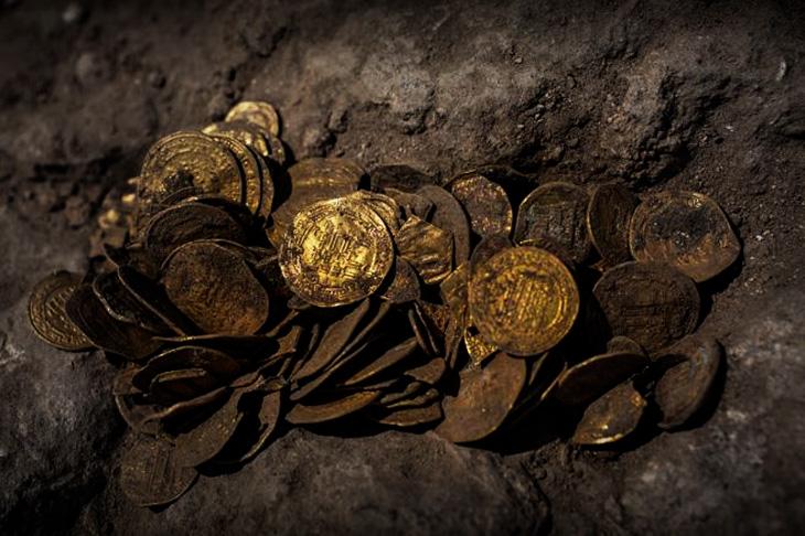 Hallan un tesoro de monedas de oro de hace mil años-0