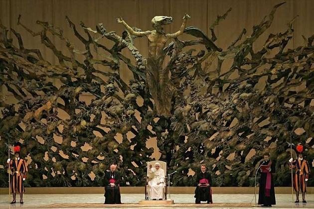 El trono del Vaticano al que consideran un monumento satánico-0
