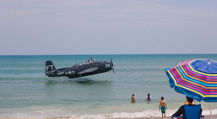 Un avión de la II Guerra Mundial aterriza en una playa con turistas-0