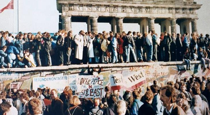Caída del Muro de Berlín: un salto hacia la libertad-0