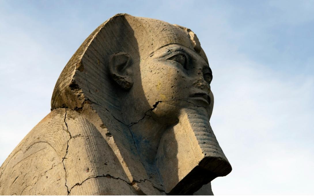 Descubren que dos esculturas de su jardín son esfinges egipcias-0