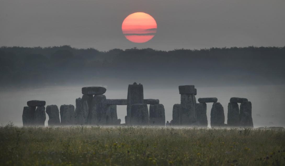 Misterio en Stonehenge: descubren una red de cientos de pozos conectados bajo tierra-0
