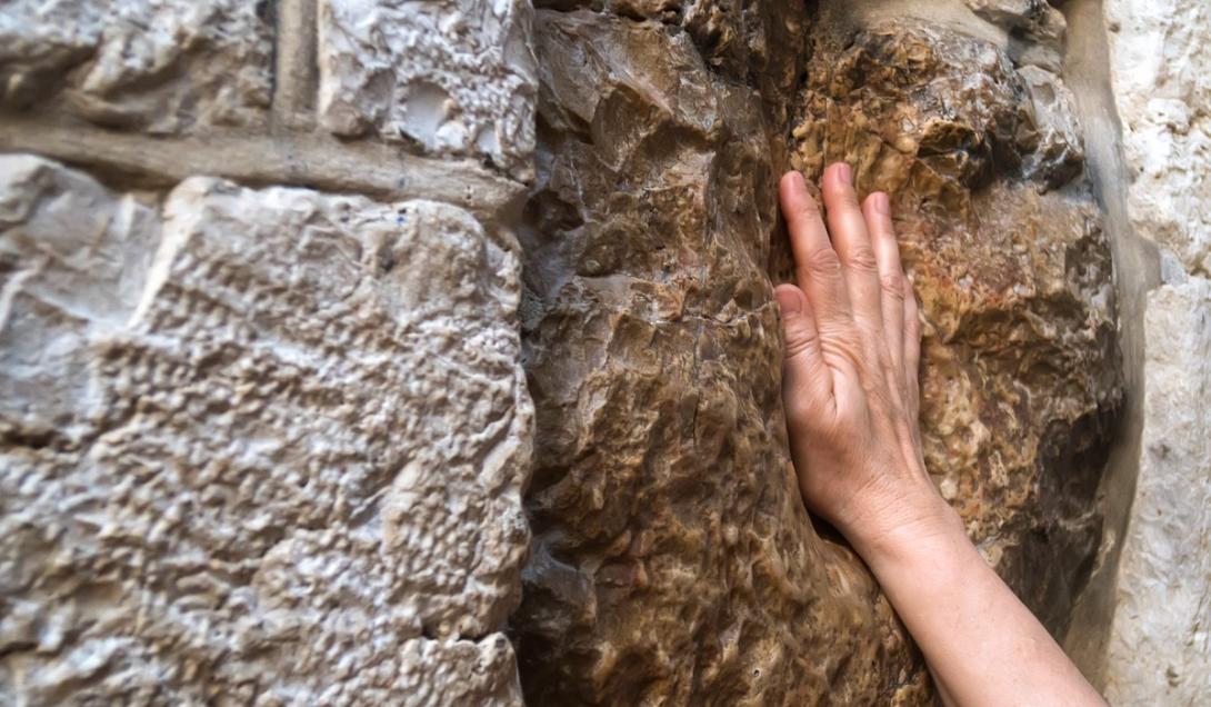 Descubren la huella de una mano, tallada en un foso de mil años que protegía a la antigua Jerusalén-0