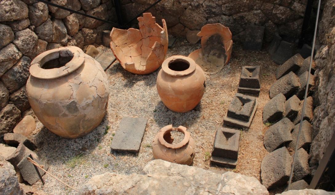 Descubren cráneos humanos y objetos de rituales nigromantes en una cueva de Jerusalén-0